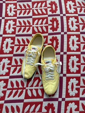Nike Moon Shoe OG - Pale Yellow Women’s 8